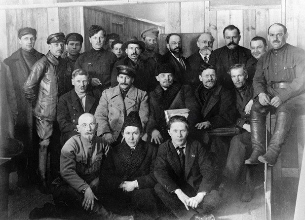…това е само част от оригиналната снимка от 1919 г., на която са снимани делегатите на 8-я конгрес на комунистическата партия. По време на диктатурата на Сталин обаче снимката е публикувана само във варианта, в който са Сталин, Ленин и Калинин.