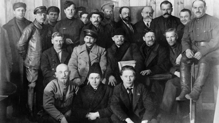 …това е само част от оригиналната снимка от 1919 г., на която са снимани делегатите на 8-я конгрес на комунистическата партия. По време на диктатурата на Сталин обаче снимката е публикувана само във варианта, в който са Сталин, Ленин и Калинин.