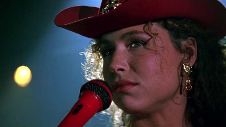 Мини Драйвър - $5000 за "Златното око"
Драйвър по това време живее на плаж в Уругвай и е напълно разорена, когато агентът й се обажда и я пита дали желае малка роля в "Златното око", първия филм за Джеймс Бонд с Пиърс Броснан. Тя реално не играе и толкова много в него - тя просто пее Stand By Your Man с тежък руски акцент, докато носи отрупана с пайети каубойска шапка, и получава само 5 хиляди за усилията си. Но пък винаги може да заяви, че е играла във филм за Бонд.