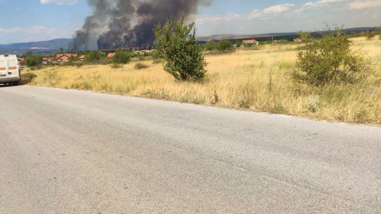 Пожар гори в близост до бензиностанция на АМ "Тракия" (СНИМКИ)