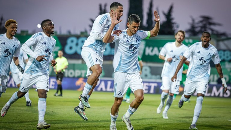 Левски потрепери, но Костадинов спаси "сините" под Аязмото