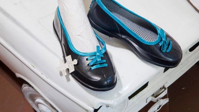 Сред сюжетните линии в Lumagi е и бъдещата модна линия Булгарфашон за ръчно направени обувки от вълнени чорапи или пък украсени с панделки „Галоши на щастието"...