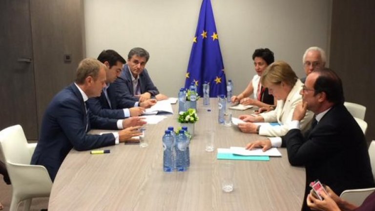Предложенията бяха представени на срещата на върха на държавните ръководители на страните-членки на Еврозоната, на която участва и гръцкият премиер Алексис Ципрас.

В момента срещата е временно прекратена за провеждането на двустранни разговори.