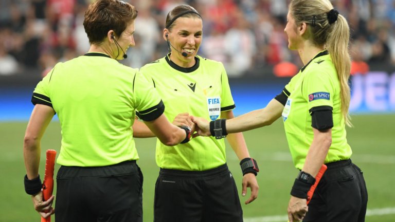 Само да се досетим колко досадно, че и унизително, са се почувствали съдиите, попадащи в елитната група на арбитрите на УЕФА, когато са разбрали за назначението на дамското трио, съставено от французойките Стефани Фрапар и Мануела Николози и ирландката Мишел О'Нийл.