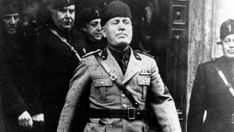 Бенито Мусолини - журналист и писател
Кариерата на Мусолини започва първо с обикновен физически труд, докато е в Швейцария (за да не отслужи военната си служба - ирония, знаем), след това продължава с кратко учителстване, известен престой в затвора и най-сетне - журналистика. Бенито Мусолини известно време е главен редактор на централния социалистически вестник "Аванти", издаван в Милано. След края на Първата световна война обаче нещо в него се пречупва и социалистическия му плам се обръща към национализма и шовинизма. А с това идва и нов вестник, който той лично започва да издава - "Италианският народ". През това време пише и няколко романа, които обаче историята почти е забравила. 