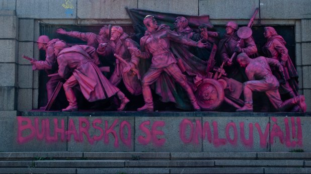 Розовата акция върху Паметника на съветската армия вече е изчистена