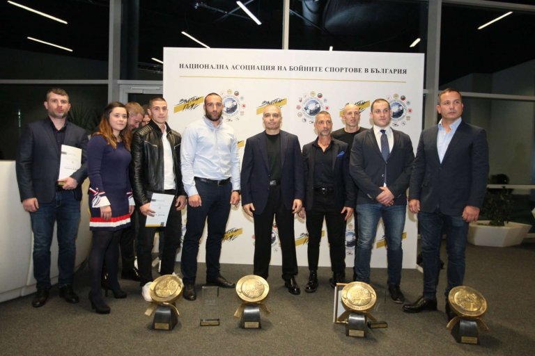 Обща снимка с част от наградените на „Златен пояс“ през 2018 година и председателя на НАБС Иво Каменов.