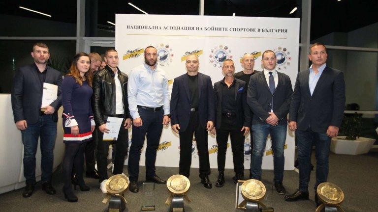 Обща снимка с част от наградените на „Златен пояс“ през 2018 година и председателя на НАБС Иво Каменов.