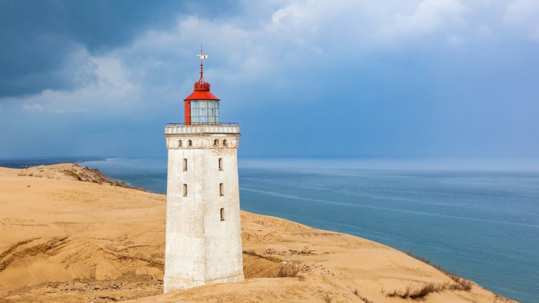 Руберг Кнуде, Дания
Той е построен през 1900 г. в северната част на страната, на брега на Северно море. На мястото обаче има силна ерозия и морето бързо завзема сушата. 
Първоначално фарът е бил върху скала и около него не е имало пясъчни дюни, но днес не функционира и е обграден от наветия от вятъра пясък. Дори преди няколко години е преместен по-навътре в сушата, за да не падне в морето.
