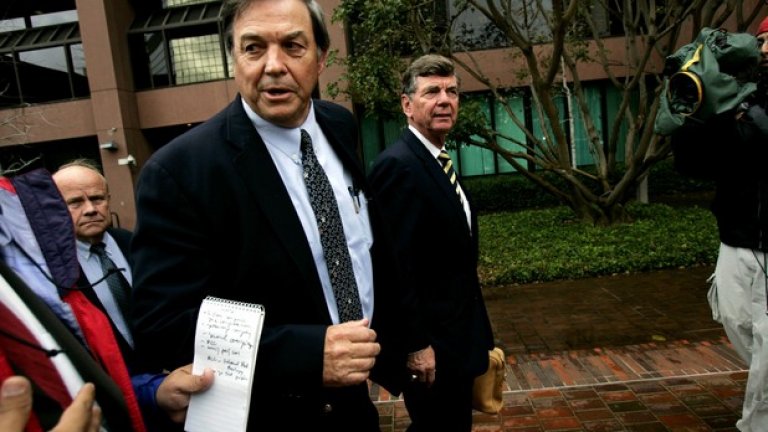 Ранди Дюк Кънингам  
 Конгресменът Ранди Дюк Кънингам държи един интересен рекорд – той публично признава, че е получил над 2.4 милиона долара за подкупи, най-голямата известна сума досега, под формата на имоти, парични „дарения“, скъпоценности, луксозни почивки, автомобили и т.н. В замята на „екстрите“ Кънингам е лобирал в полза на определени компании за договори в областта на отбраната.
 Той е пилот – ветеран от войната във Виетнам, с чин офицер и 20-годишен стаж в армията, който след това се пренася на политическото поприще. Постъпва в Републиканската партия и е избран за депутат в Камарата на представителите. На поста е от 1991 до 2005-та година, когато подава оставка, отново след започнало разследване. 
 Признава пред съда, че е вземал финансови и материални „дарения“ Защитата му коментира, че тезата на прокуратурата е толкова желязна, че той няма друг избор, освен да пледира „виновен“, за да намали присъдата. През март 2006 г. Кънингам, тогава 64-годишен, е осъден на 8 години затвор и глоба от 1.8 милиона долара. Излиза на свобода през юни 2013-та.