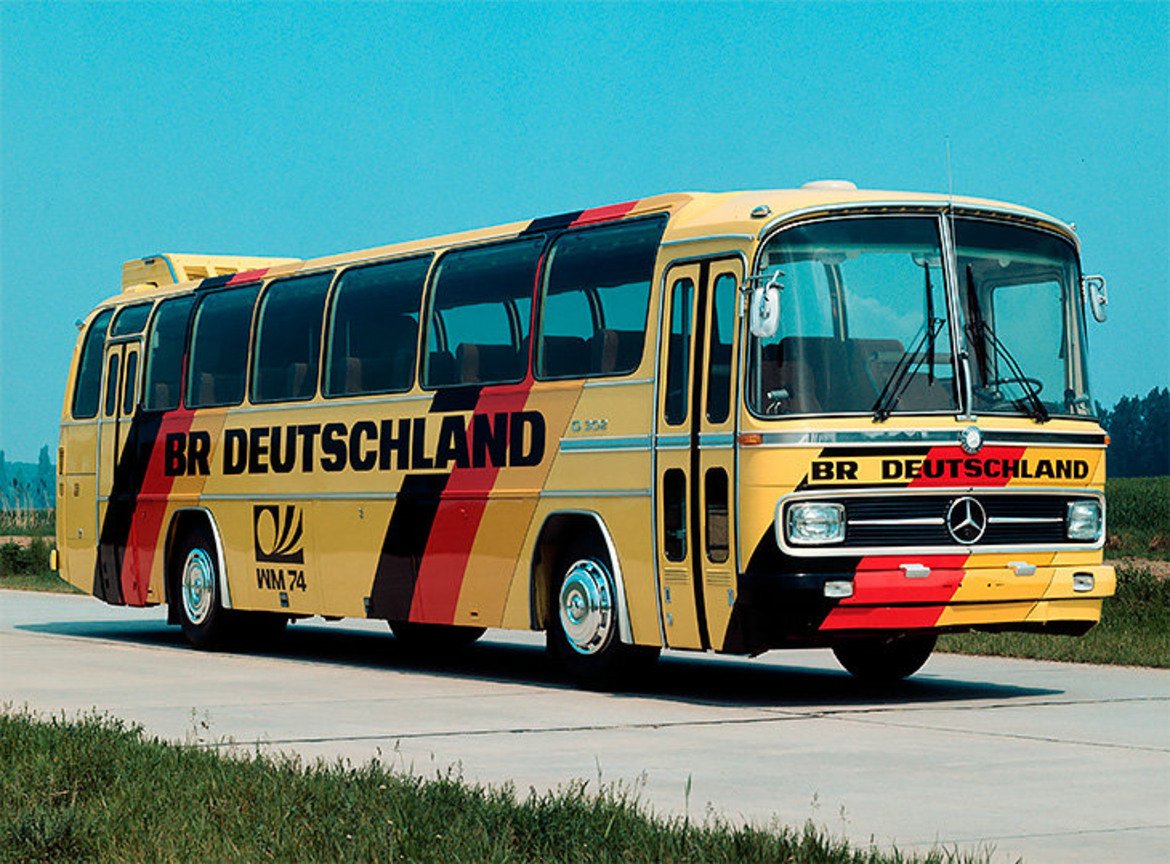 Неофициалното партньорство между Mercedes и националния отбор на Германия започва още през 1954-та. През 1972-ра пък се сключва и първият официален контракт между двете страни.