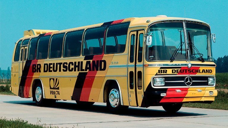 Неофициалното партньорство между Mercedes и националния отбор на Германия започва още през 1954-та. През 1972-ра пък се сключва и първият официален контракт между двете страни.