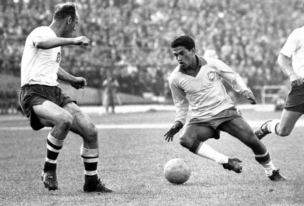 Чили 1962 г. Пеле е контузен в първия мач и на сцената излиза вероятно най-обичаният играч в историята на бразилския футбол. Мане Гаринча, с един крак по-дълъг от другия, разкривена походка и отказ да се подчини на всяка тактическа дисциплина, сам елиминира отборите по пътя до финала, където Бразилия бие Чехословакия с 3:1 и вдига втора поредна купа.