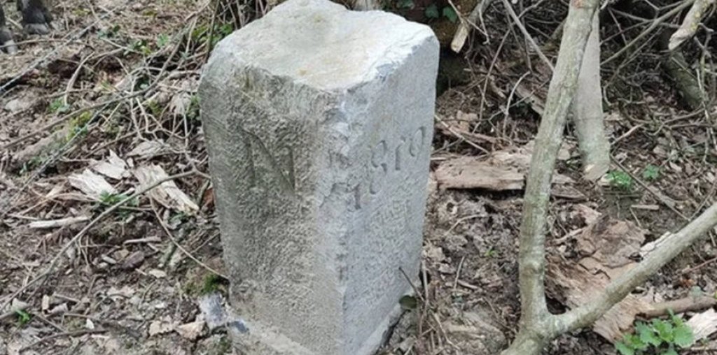 french-belgian-border-stone-close-up