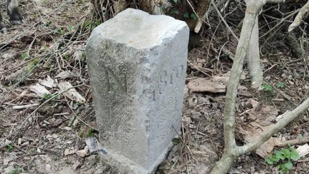 french-belgian-border-stone-close-up