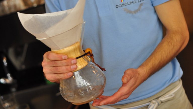 Никола показва и как се приготвя кафе тип "хемекс", като предварително напоява филтърната хартия с минерална вода