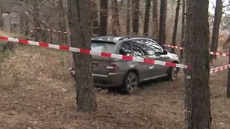 Пет трупа бяха открити в къща, издирва се жена.