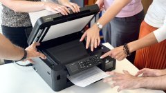 Brother Inkbenefit MFC-T930DW печата, сканира и събира хората около себе си