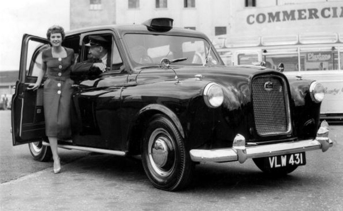 Черното такси Austin FX4, 1958 
Дизайнер: Ерик Бейли

Последните таксита с конски впряг в Лондон са изтеглени едва през 1947 г. Единадесет години по-късно компанията Austin представя своя FX4 - оригиналното черно такси, символ на транспорта в британската столица. 

Дизайнерът Ерик Бейли работи заедно с Carbodies, които произвеждат каросерията на модела. С дължина от 4,5 метра таксито може да побере петима пасажери, шофьор и багаж. Автомобилът лесно се адаптира към пътищата на Лондон, а скоро всеки жител и посетител на града усеща сигурността, което обемната кабина осигурява.