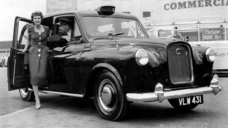 Черното такси Austin FX4, 1958 
Дизайнер: Ерик Бейли

Последните таксита с конски впряг в Лондон са изтеглени едва през 1947 г. Единадесет години по-късно компанията Austin представя своя FX4 - оригиналното черно такси, символ на транспорта в британската столица. 

Дизайнерът Ерик Бейли работи заедно с Carbodies, които произвеждат каросерията на модела. С дължина от 4,5 метра таксито може да побере петима пасажери, шофьор и багаж. Автомобилът лесно се адаптира към пътищата на Лондон, а скоро всеки жител и посетител на града усеща сигурността, което обемната кабина осигурява.