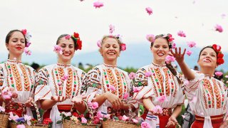 Опитвали са се да ми разясняват какво е банкомат, уверявали са ме, че в София се пазарува с рубли, разказвали са ми как всички българки се научаваме от бабите си да правим магии. Последното пък го чух от една унгарка, чийто син имал някога любов с българка, която, според нея, го била омагьосала по стар, прабългарски обичай.