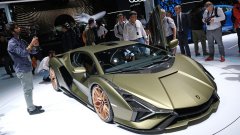 "Мекият хибрид" на Lamborghini се възползва от помощта на суперкондензатори. По думите на техническия директор на компанията именно те са бъдещето на електрическите суперколи, а не батериите.