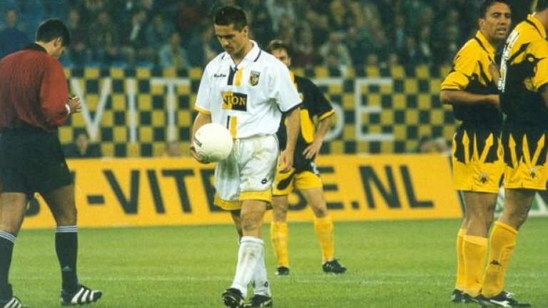 Гръцкият нападател Никос Махлас (в средата) е една от легендите на клуба от Арнем. През сезон 1997/98 той спечели "Златната обувка" с 38 гола, а година по-късно бе продаден на Аякс за рекордната за Витес сума от 8,6 млн. евро