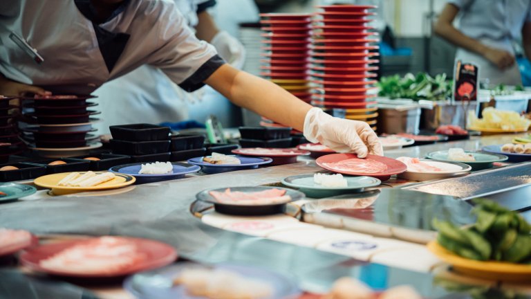 Тенденцията заплашва целия бизнес със "суши на конвейер"