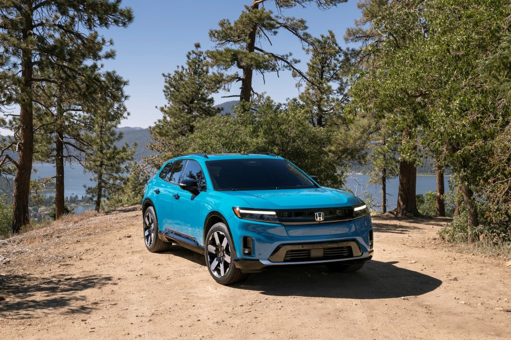 Honda Prologue
Този електрически SUV се доближава като параметри до Honda CR-V, но всъщност е изцяло нов модел за бранда, изграден на изцяло нова платформа. Honda Prologue е малко по-дълъг и малко по-нисък, което му придава по-спортен и пъргав вид и позволява петима души да се возят съвсем комфортно.
Пробегът му е около 480 километра с едно зареждане. Добрата новина за онези, които очакват именно този кросоувър е, че той ще е на пазара още през януари 2024 г. с базова цена от 40 хил. долара.