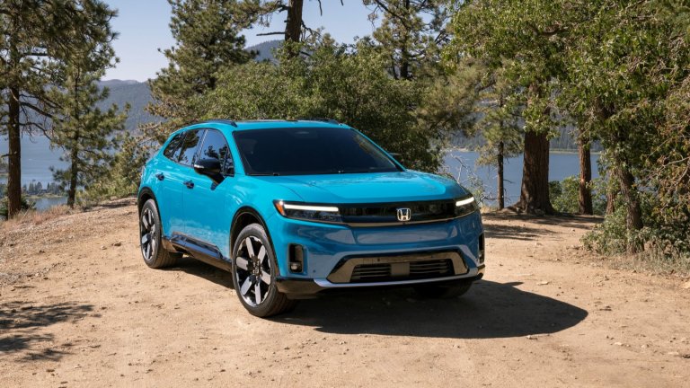 Honda Prologue
Този електрически SUV се доближава като параметри до Honda CR-V, но всъщност е изцяло нов модел за бранда, изграден на изцяло нова платформа. Honda Prologue е малко по-дълъг и малко по-нисък, което му придава по-спортен и пъргав вид и позволява петима души да се возят съвсем комфортно. 
Пробегът му е около 480 километра с едно зареждане. Добрата новина за онези, които очакват именно този кросоувър е, че той ще е на пазара още през януари 2024 г. с базова цена от 40 хил. долара.