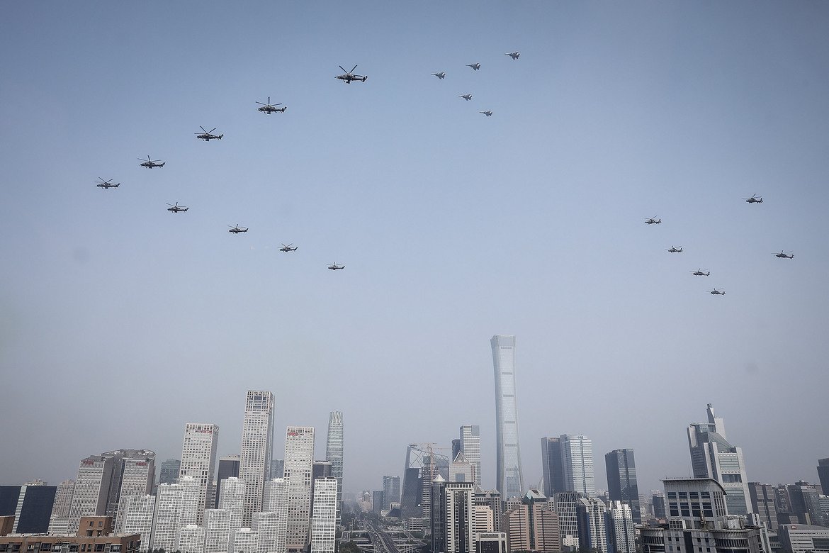 Китай празнува 70 години комунистическа власт, а за Хонконг е "Ден на скръбта"