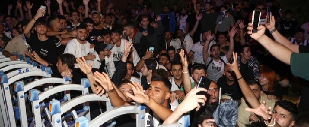 Деле Али впечатлен при идването си на Балканите - хиляди го посрещнаха в Истанбул