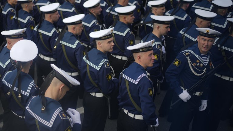 Скромен и скучен: Парадът за Деня на победата в снимки