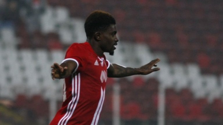 Още в 8-ата минута на мача ЦСКА поведе в резултата. Петрус Бумал бе изведен сам срещу Иван Караджов и хладнокръвно прати топката в мрежата за 1:0.