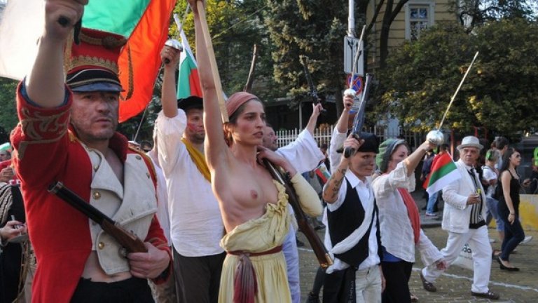 И при Таня Илиева хората се впечатлиха от голотата, не от символиката. Дебатът беше изцяло мамоцентричен; отново се завъртя около естетиката на бюста и степента на разголване