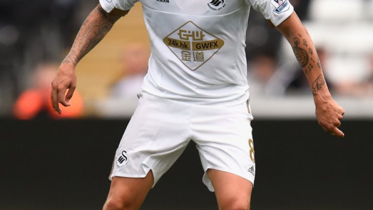 7. Суонси.
Не сме и очаквали друго. Дизайнерите в клуба си знаят работата, а в сътрудничество с Adidas се получават чудеса. Само спонсорът проваля идеалния дизайн с огромното си и доста недомислено лого. Но ще си затворим очите.