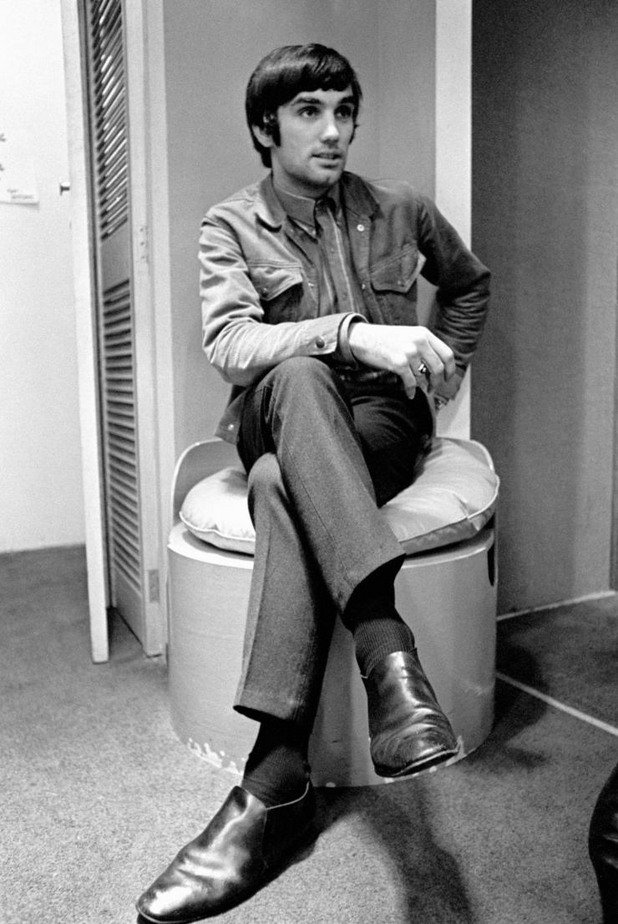1 юни 1967 г. - Край на една успешна година.
Бест, сниман в собствения му моден салон в Манчестър, в деня на излизането на албума на "Бийтълс" - "Сърджант Пепър". Символиката е очевидна, това е непризнатият член на бандата!