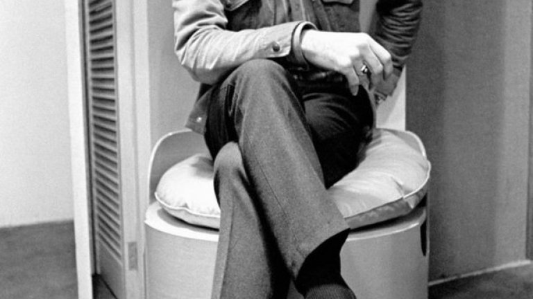1 юни 1967 г. - Край на една успешна година.
Бест, сниман в собствения му моден салон в Манчестър, в деня на излизането на албума на "Бийтълс" - "Сърджант Пепър". Символиката е очевидна, това е непризнатият член на бандата!