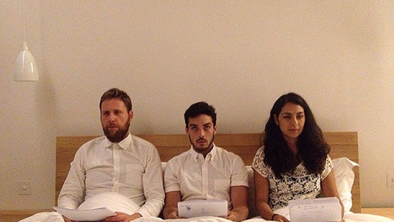 Декор и сцена е спалнята на Ясен Василев в хотела, а зрители има дори в банята