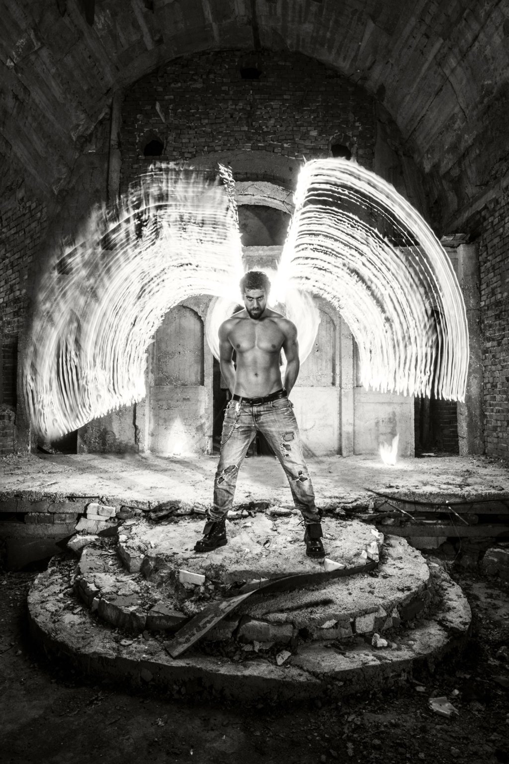 Таи фотосесия е снимана  в недостроена църква 