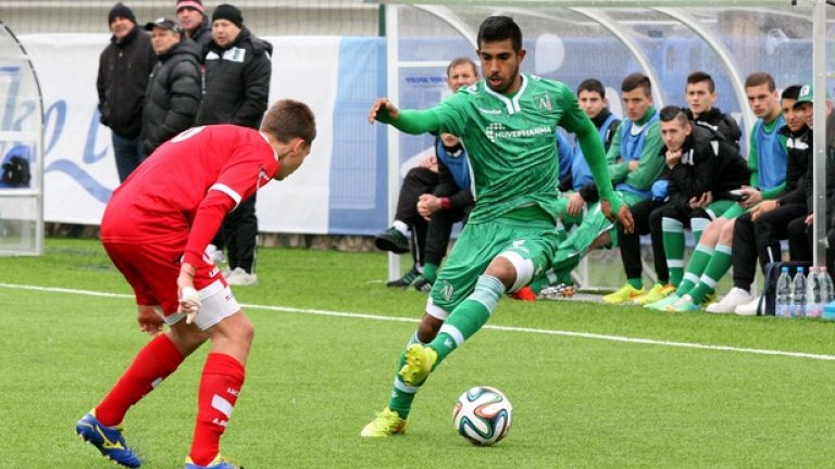 Тодор Кръстев
Младият футболист от ромски произход предизвика истинска война преди няколко месеца, когато избяга от ЦСКА и премина в школата на Лудогорец. Той обаче бе натирен и от Разград и се завърна в родния Беласица (Петрич), който гостува на „армейците” на 4 октомври.
 Твърдеше се, че нападателят е напуснал ЦСКА заради отношението към него в съблекалнята, където съотборниците му въртели номера, а той бил твърде срамежлив, за да им отвърне. Е, сега ще може да им отвърне на терена.