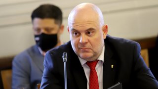 Главният прокурор иска КС да се произнесе относно това дали в момента Висшият съдебен съвет може да му поиска оставката