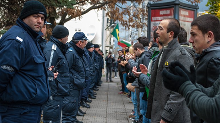 Студентите излязоха с лицата си да окупират парламента, а мъже с качулки - за да покажат, че подкрепят управлението