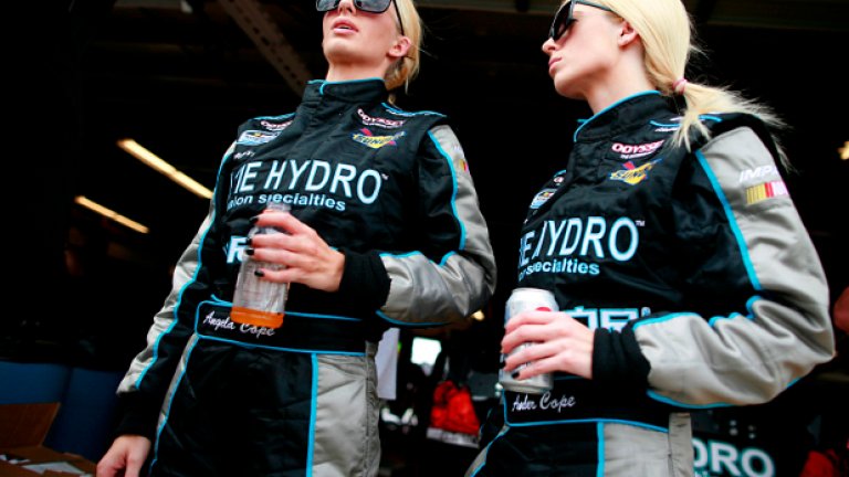 Амбър и Анджела Коуп