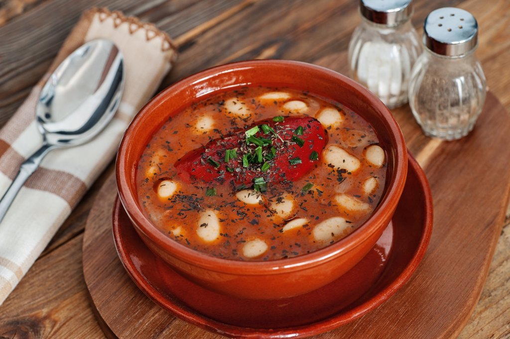 Боб чорбаБобът идва в Европа след Големите географски открития, а оттам попада и в България. И оттогава насам го имаме едва ли не за изконно български продукт и бобената чорба – за автентична българска супа. 
И до огромна степен е така, защото няма български дом, в който да няма поне една семейна рецепта за боб чорба и/ или боб яхния. Бобът за чорбата се изкисва за поне 7-8 часа във вода, след което първата вода се маха, налива се нова и се слага да се вари. Зеленчуците са домати, моркови, целина и лук. 
Някои предпочитат боба със запръжка, други – без, и тук няма точни насоки кой вариант е по-автентичен. Лютите чушки също са по желание.