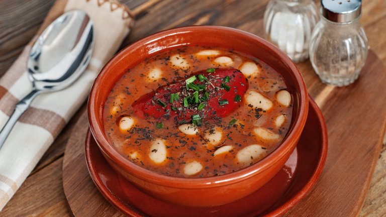 Боб чорбаБобът идва в Европа след Големите географски открития, а оттам попада и в България. И оттогава насам го имаме едва ли не за изконно български продукт и бобената чорба – за автентична българска супа. 
И до огромна степен е така, защото няма български дом, в който да няма поне една семейна рецепта за боб чорба и/ или боб яхния. Бобът за чорбата се изкисва за поне 7-8 часа във вода, след което първата вода се маха, налива се нова и се слага да се вари. Зеленчуците са домати, моркови, целина и лук. 
Някои предпочитат боба със запръжка, други – без, и тук няма точни насоки кой вариант е по-автентичен. Лютите чушки също са по желание.