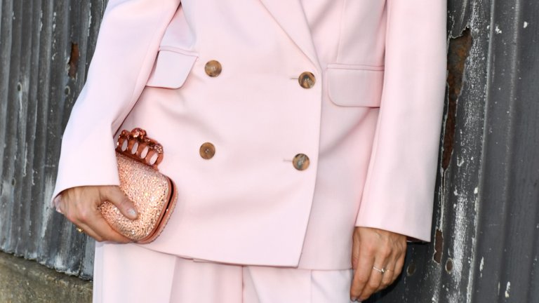 Детайлите имат значение
Последните колекции при чантите привлякоха вниманието с няколко причудливи решения. Заложи се на удебелени детайли като перли, дантели и някой страничен джоб в повече. Налагаща се тенденция е и изписването на логото на бранда върху цялата чанта. Обратното на това, което “тихия лукс” прокара в началото на годината.