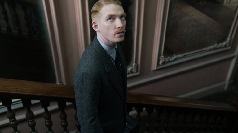 The Little Stranger - 31 август
Този ужас пренася зрителите във Великобритания точно след края на Втората Световна война. Доктор Фарадей (Донал Глийсън), син на прислужница в голямото имение Hundreds Hall, е повикан отново там след години, за да се погрижи за един от синовете на рода Айрес. Родерик е в шок, след като е бил на фронта. Само че старото и вече губещо голяма част от блясъка си имение започва да си прави зловещи шеги с обитателите си и с доктор Фарадей, особено след като той и сестрата на Родерик се влюбват. Като сюжет, филмът изглежда обещаващо като за ужас.