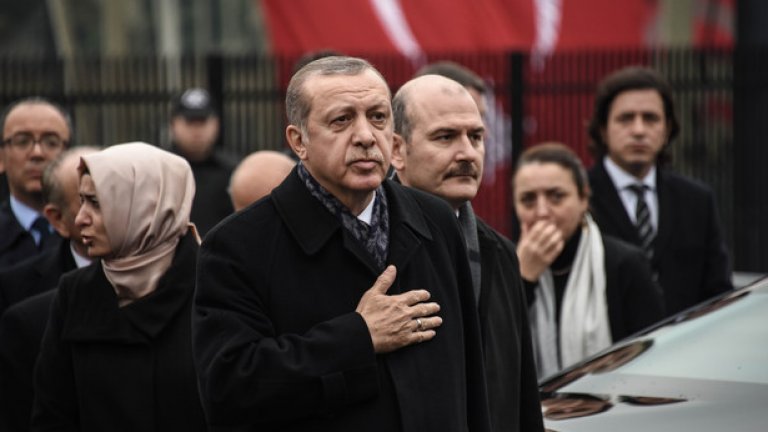 Ердоган по време на погребението на жертвите.