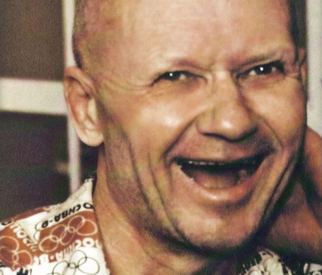 9. Андрей Чикатило
Само с една жертва повече, другият украински най-известен убиец Андрей Чикатило "повежда" пред Оноприенко с 53 убити - основно жени и деца. Убийствата на "Канибала от Ростов", както е "поетичното" му име, носят сексуален елемент - освен сериен убиец, той е и педофил и не пропуска да изнасили жертвите си.
Първоначално Чиrкатило работи като учител в град Новошахтинск, жени се и има две деца. Първото си престъпление извършва през 1978-ма, когато изнасилва и убива 9-годишно момиченце. Между 1981-ва и 1983-та извършва 7 убийства, предимно на млади жени и скитници. Когато жертвите наброяват вече 15, той е заловен и през 1984-та прекарва 4 месеца в затвора.
При арестуването си през 1990-та година, Чикатило признава за петдесет и шест убийства и изнасилвания, като с гордост описва, че е пил кръвта от жертвите и е ял части от телата им.
Чикатило е разстрелян с изстрел в тила на 14 февруари 1994-та.